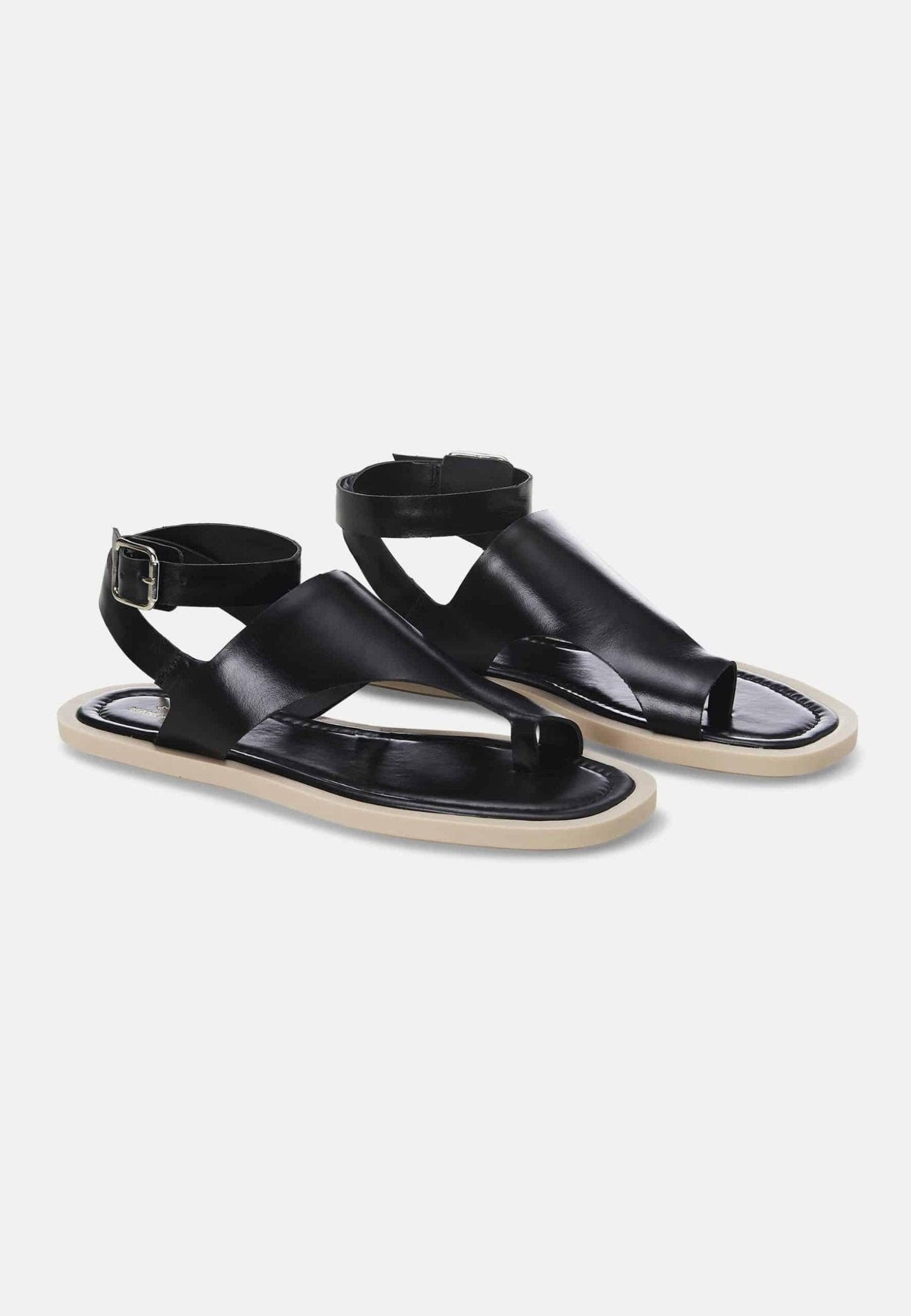 Paineira Black Leather Toe-Ring Flat Sandals