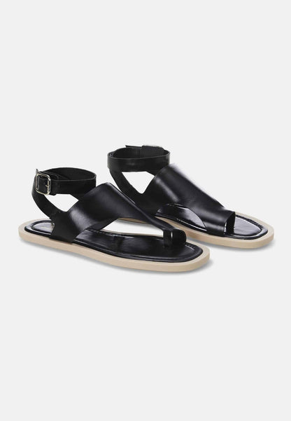 Paineira Black Leather Toe-Ring Flat Sandals